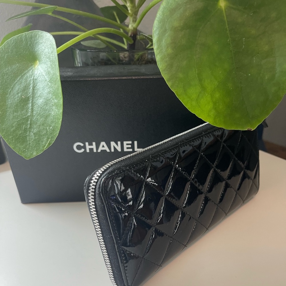 Chanel Timeless/Classique black patent leather wallet - Picture 4 of 8